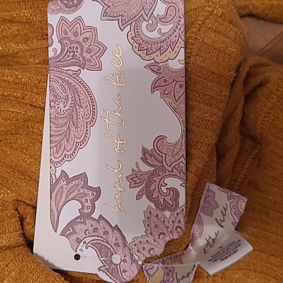 Gold Ribbed Velvet Pullover - Picture 6 of 7